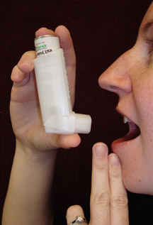 person using metered dose inhaler without a spacer